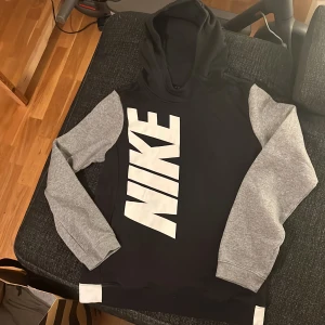 Nike hoodie - Nike hoodie grå/ svart i storlek S. 