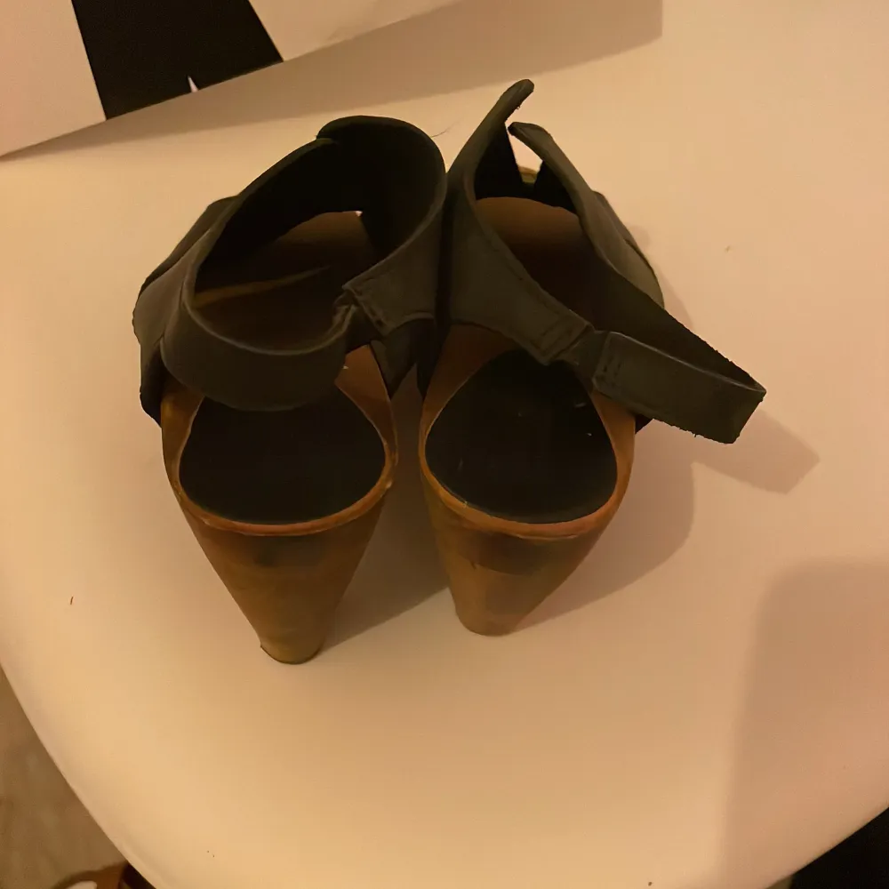 Fina skor i svart läder och träklack 79+ frakt 59kr (står köparen för). Skor.