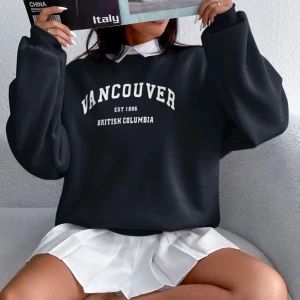 Tröja - Helt ny inte använd en ända gång, bara testat jätte ren och fin men passade inte min stil tyvärr❤️🫶🏽orginal pris 129 men säljer för 100kr tröjan är oversize den är xs men passar M eftersom den är oversize