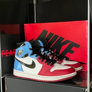 Jordan 1 high Fearless UNC to chicago - 💙Jordan 1 high fearless UNC to chicago❤️🍀Box, kvitto, äkthetsbevis, 4 olika laces och fearlesskort finns 🍀📦Kan mötas upp i Stockholm eller frakta 📦🦋Vid frågor/fler bilder är det bara att kontakta mig (flaws finns)🦋⚡️Pris kan diskuteras vid snabb affär ⚡️