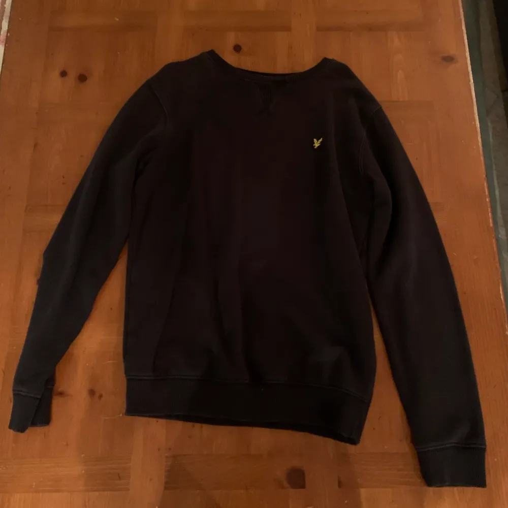 En Lyle&Scott som inte används längre, vilket jag nu säljer för ett mycket bra pris!. Hoodies.