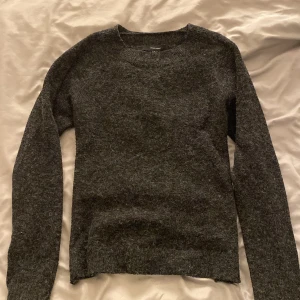 Tröja - En grå svart tröja från Vero Moda som inte används längre. Tröjan är i bra skick och inga defekter.
