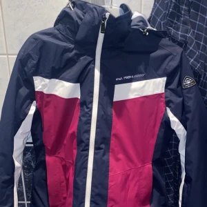 Mc kinley jacka/skidjacka - Säljer nu min skidjacka som är i ett väldigt bra skick, inga hål utan den är hel och fin. Säljer den pga att jag har vuxit ur den