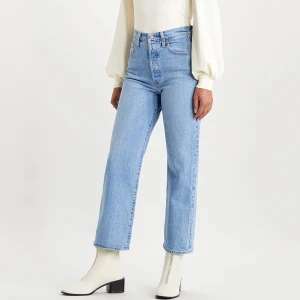 Levis ribcage straight ankle  - Använda men i fint skick då jag endast använd de i 1 år, sedan blev de för stora pga viktnedgång. Jättefina klassiska jeans i storlek 27.  Orginalpris är ca 1100 kr. Köparen står för frakt. 