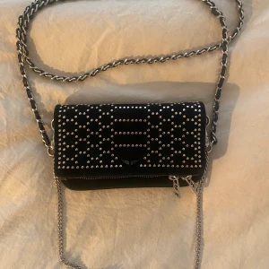 Zadig$Voltaire väska - Säljer min helt nya väska från Zadig&Voltaire, inköpt i Los Angeles i somras men har aldrig kommit till användning tyvärr.  Köptes för cirka 4000 sek.   18 cm x 11 cm Endast seriösa köpare tack.