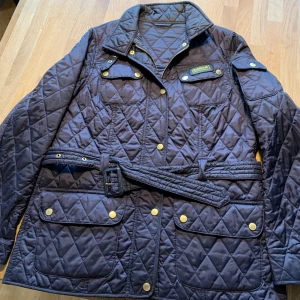 Barbourjacka - Jacka stl 42 Sparsamt använd, mycket bra skick.