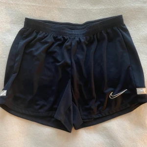 Nike shorts - Marinblå nätiga shorts från Nike, aldrig använda, storlek M, skulle tro att de är short för fotboll 