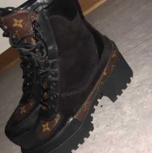 Louis Vuitton skor - Säljer mina Louis vuitton stövlar som är använda ett par gånger, De är äkta och finns bild på serienummer   