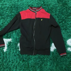 Lyle and Scott tröja med zip-up - Lyle and Scott tröja som knappt är använd Storlek 12-13 år 