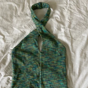 Halterneck topp - Säljer pga tröttnat på plagget, men det är en perfekt topp till fest och utgång! Väldigt töjbar i tyget! 