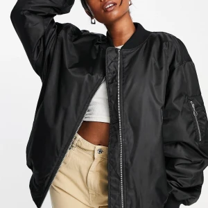 Svart Bomberjacka  - Köpt för 2 månadersen  Har fått en ny favvo jacka så säljer denna  Liknar the north face men lite tjockare KÖPT FÖR 1200KR