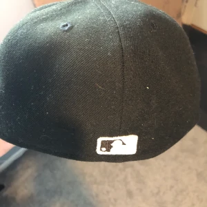 En new era fitted sox keps  - Säljer denna keps för den är för stor för mig. Denna är bara använd ett fåtal gånger.  Pris kan diskuteras 