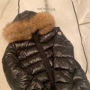 Säljer min jätte fina äkta moncler jacka i storlek S/M, scankoden funkar precis som den ska, köpte den förra året för 11500kr på rea och använde den några gånger bara, finns absolut inget fel på den. hör av er vid intresse, frågor eller fler bilder!🤍