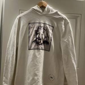 Vit Limitato hoodie med tryck efterliknande Einstein. Tröjan är i bra skick och knappt använd men finns en liten fläck på tröjan. Nypris: 2600 kr
