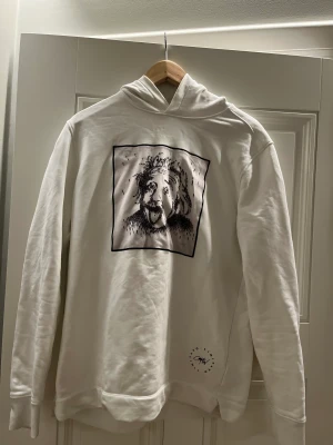 Limitato hoodie - Vit Limitato hoodie med tryck efterliknande Einstein. Tröjan är i bra skick och knappt använd men finns en liten fläck på tröjan. Nypris: 2600 kr
