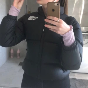 The north face jacka - Svart the North face jacka i jättebra skick. Den är storlek L i barn men sitter som en xs-s, säljer då den inte kommer till användning. 💕Köptes för 2 år sen på JD sports i Stockholm. 