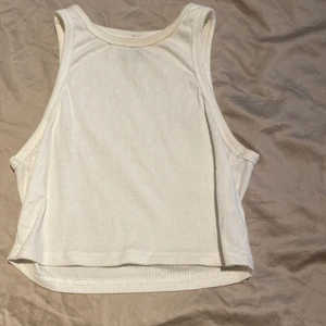 TANK TOP VIT - Hej! Nu säljer jag denna ganska basic plagget, tank top! Säljes då den inte kommer till användning. Storlek xs/34. Hör av er! 💞