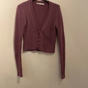 Stickad tröja från Zara - Långärmad fin tröja som man kan ha både knäppt och inte. 