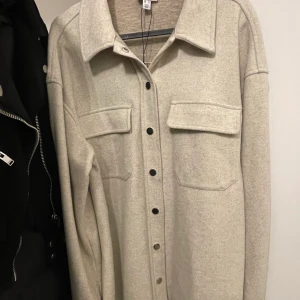 Skjorta  - Super fin kan både has som skjorta och tunn jacka.