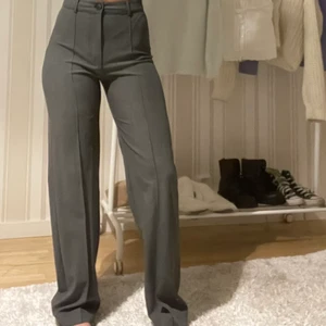 Kostymbyxor från pull&bear  - Superfina kostymbyxor. Gråa kostymbyxorna är nästan helt oanvända. De svarta är använda men har inga difekter! Köp en för 100 eller båda för 180. Vid många intresserade startar jag budgivning❤️