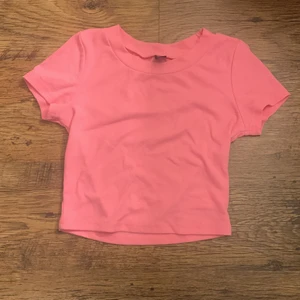 Rosa t-shirt  - En rosa t-shirt från SHEIN aldrig använd bara testad