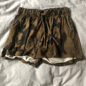 Camoflage färgade shorts 