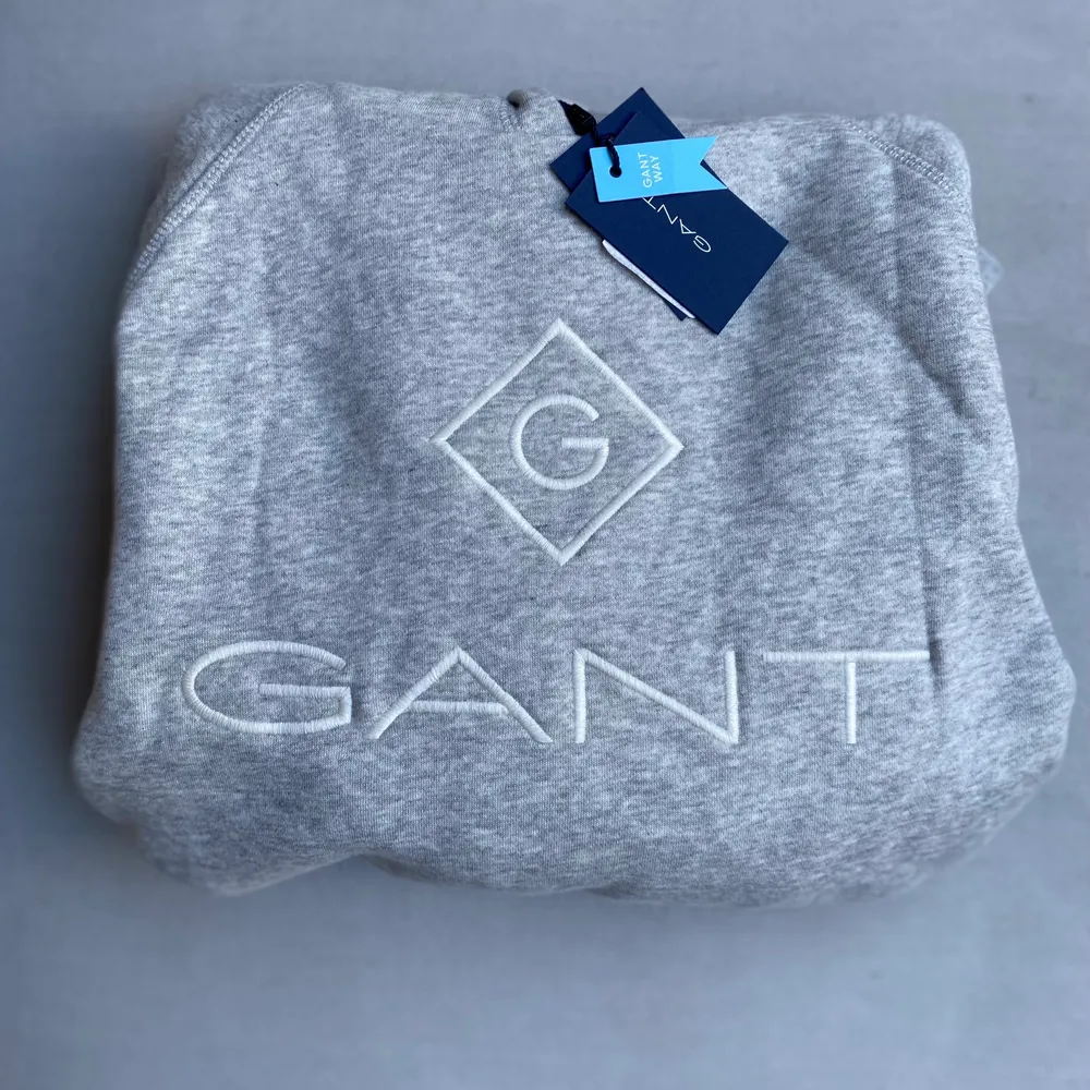 En grå GANT hoodie, jätteskön och helt oanvänd med prislapparna kvar. Orginalpris: 990 kr 🫀 köparen står för frakten. Hoodies.