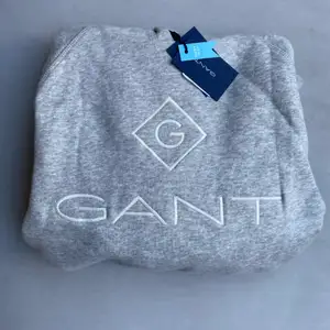 En grå GANT hoodie, jätteskön och helt oanvänd med prislapparna kvar. Orginalpris: 990 kr 🫀 köparen står för frakten