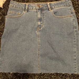 Jeans kjol  - Kort jeans kjol storlek m men passar i s väldigt liten i storleken  
