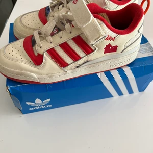 Adidas Forum Low ”Home Alone” - adidas forum home alone  Stl 40 2/3 Skick: 8/10 Nypris: 1400 Köp nu för 700kr