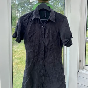 Fin skjortklänning ifrån Zara - Jättesnygg klänning från zara, skrynklig på bilderna! Säljer endast då den är för liten för mig 