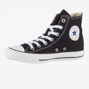 Converse Chuck Taylor All Star Classic  - Den klassiska converse dojjan!  Svarta i storlek 40  Endast provade en gång! Säljes för att de är för stora och retur tiden passerat  Passa på!  Nypris 800kr  Du får dem för 450 ⭐️⭐️⭐️ OBS innermått 25,5 