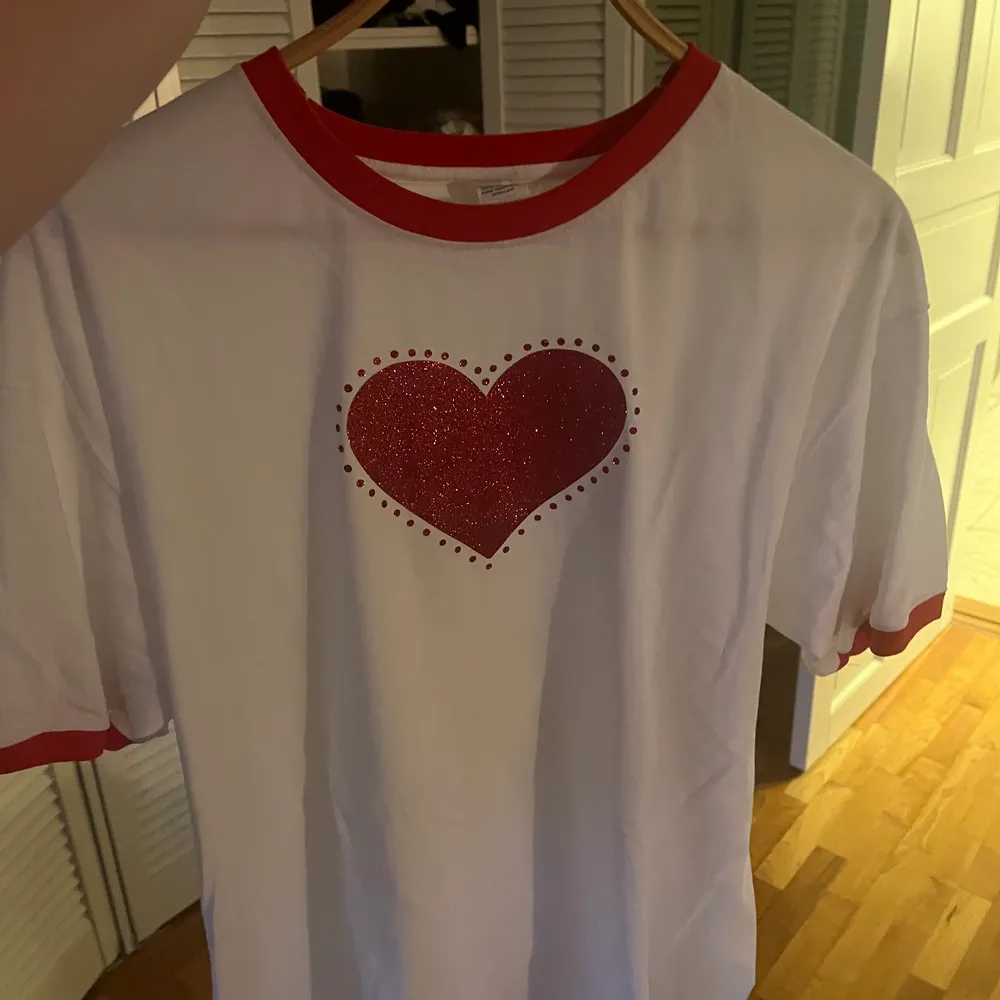 Säljer THE ICONIC t-shirt som Harry Styles hade på sin konsert i Stockholm från Love On Tour❤️‍🔥❤️‍🔥 Är en XL men passar även L och mindre storlekar om man vill ha den oversized! Helt oanvänd och i toppskick!! Fkn snyggaste skiten!!!. T-shirts.