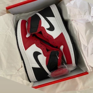 Nike Jordan 1 - Säljer mina fina skor som jag köpte hösten 2020 eftersom dom inte använts så mycket som jag önskat. Storlek 38, köpte från wearthetalk på instagram. Skorna är använda några fåtal gånger men rengjorda & i väldigt bra skick 