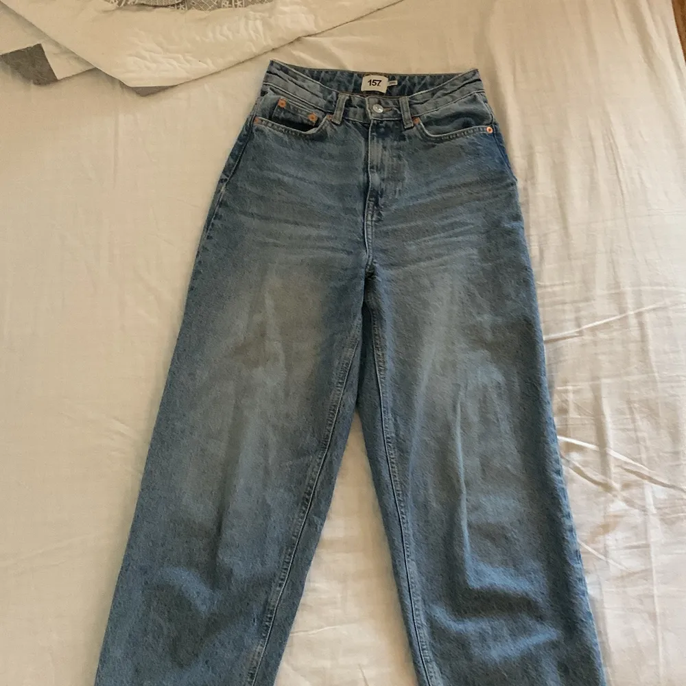 Jättesnygga mörkblå baggy jeans från lager 157. Storlek xxs men passar mig med xs och s. Köpta för 350kr säljer för 89kr.💞Knappt använda och ser ut som nya. Jeans & Byxor.