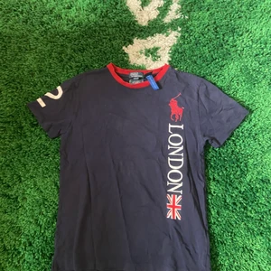 Polo Ralph Loren Tröja -  Säljer den eftersom den har blivit för liten för mig. Den är i väldigt bra skick, skriv vid intresse eller frågor!  