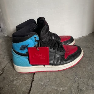 Air Jordans 1 high  - Säljer mina fina jordans 1 för jag har slutat använda de. De är i väldigt gott skick. Storlek 38.  