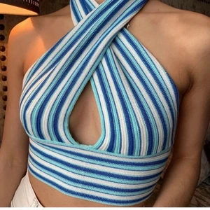 Blåvit stickad topp - Blåvit stickad topp, aldrig använd. Är knytbar så passar flera storlekar