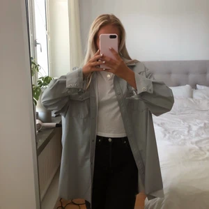 Oversized skinnskjorta - Helt ny oversized fejk-skinnskjorta i kallgrå färg, superfin!!🤍Nypris 400kr! Betalning via swish och köparen står för frakten🫶🏼