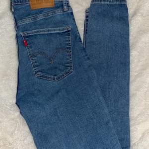Säljer dessa Levis jeans 🥰.  Väldigt fina och väldigt fint skick!  Sparsamt använda Strl 26