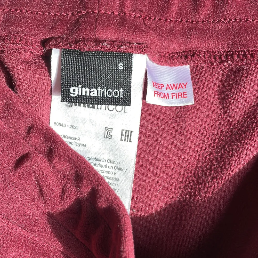 Ett par mjukisbyxor från Gina tricot i en mörk röd färg, snörena är tyvärr borta men om man har några snören är de nog lätt att sätta på🥰. Jeans & Byxor.