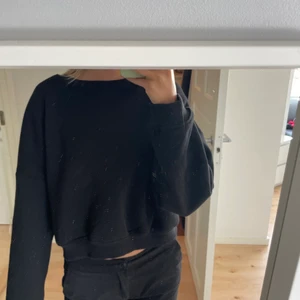 Svart sweatshirt  - Svart sweatshirt som knappt är använd, därav i nyskick! Köparen står för frakten.