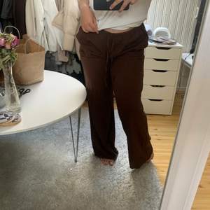 Ett par bruna populära bruna linne byxor från hm som knappt är använda en gång i storlek m, passar även mig som har storlek s. Svåra och få tag på då dom är slutsålda.