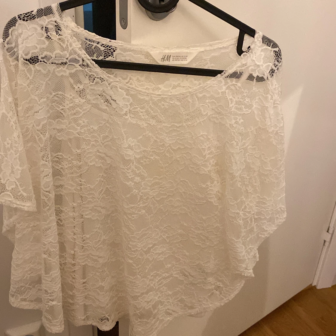 En broderad kortärmad tröja 