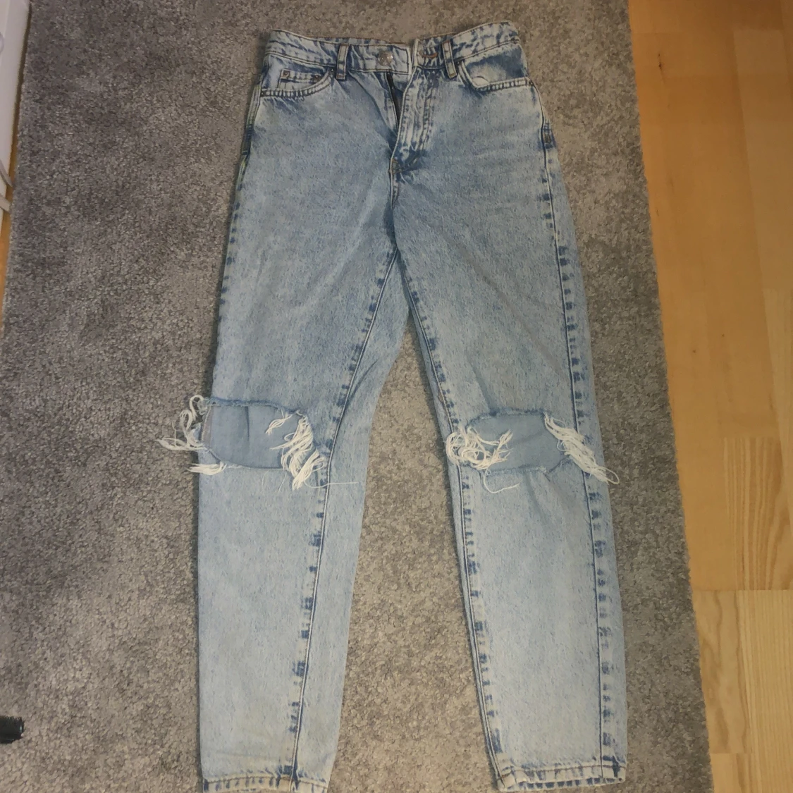 Ljusblåa Jeans med hål - 90