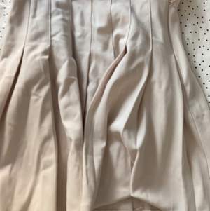 En beige tennis kjol i stolek 34 från Monki för 150kr! (Frakt ingår)  (Sista bilden från Monikis hemsida) 