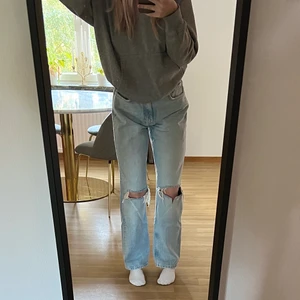 Jeans - Säljer mina 90s highwaist jeans från Gina Tricot, då de är lite för stora på mig. Endast använda en gång så de är i jättefint skick. Nypris: 499kr