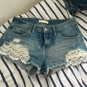 Shorts - Så fina och gulliga lågmidjade shorts som tyvärr inte kommer till använding längre då dem är för små!💗 shortsen har inga defekter och använda fåtal gånger, skriv privat för fler bilder eller frågor!😊