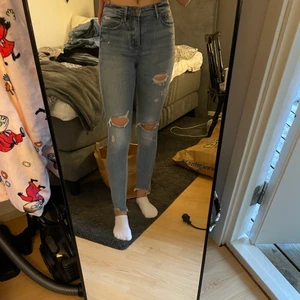 Skinny Jeans - Säljer dessa Skinny jeans i storlek 36. Vet inte vilket märke då jag fick de i födelsedagspresent någon gång. Säljer för 100kr men frakt tillkommer. Kan även mötas upp. OBS FRAKTEN SOM ÄR TILLLAGD STÄMMER EJ