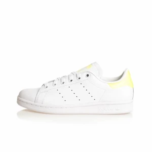 Adidas Stan Smith - Adidas Stan Smith. Vita med ljusgula/limegröna detaljer. Fortfarande kritvita och endast använda ett fåtal gånger! Sälja pga att jag äger alldeles för mycket vita sneakers. NYPRIS: 1199kr